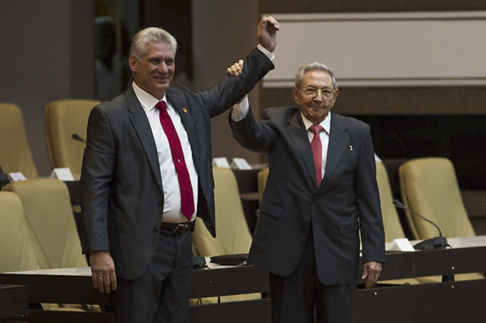 Raúl Castro junto al presidente de Cuba, Miguel Díaz-Canel.