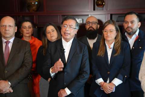 Petro explora “huelga general” buscando aire en las calles tras fracaso de su consulta