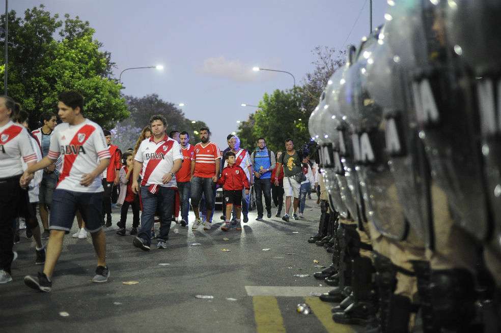Los hinchas de River saliendo del estadio Monumental. / AFP