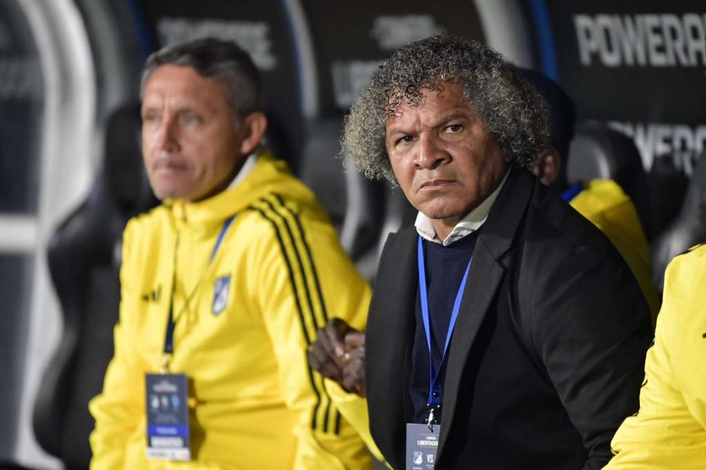 Alberto Gamero (der.), director técnico de Millonarios, muestra su preocupación tras el empate 1-1 ante Bolívar.