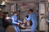 Astronautas a bordo del Crew Dragon llegan a la Estación Espacial Internacional