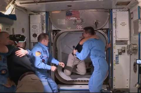 Astronautas a bordo del Crew Dragon llegan a la Estación Espacial Internacional