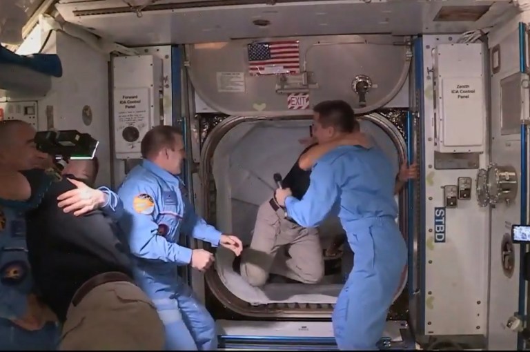 Astronautas a bordo del Crew Dragon llegan a la Estación Espacial Internacional