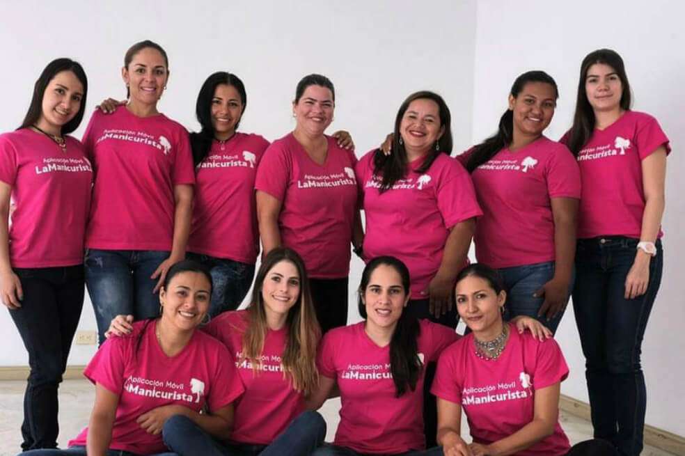 Maria Alejandra Tenorio y Maria Montesdeoca, creadoras de la aplicación, con su equipo de trabajo. / Cortesía