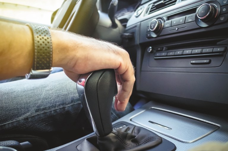 Cinco señales que indican que la transmisión de un carro automático está en mal estado