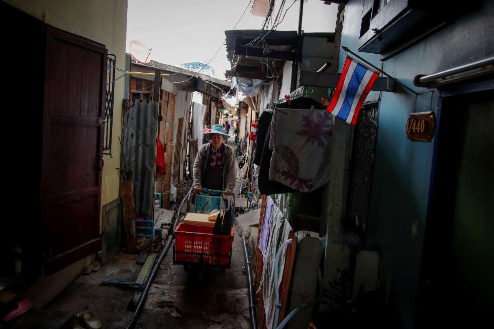 Una residente de Khlong Toei, el empobrecido barrio de Tailandia que quieren borrar. / AFP