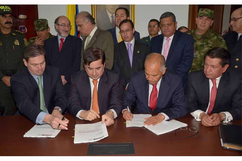 El ministro de Defensa, Juan Carlos Pinzón; el presidente del Congreso, Juan Fernando Cristo, y el ministro de Justicia, Alfonso Gómez Méndez. / Diego Caucayo