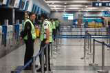 Despiden a empleados de aeropuerto tras ser grabados dañando maletas de turistas