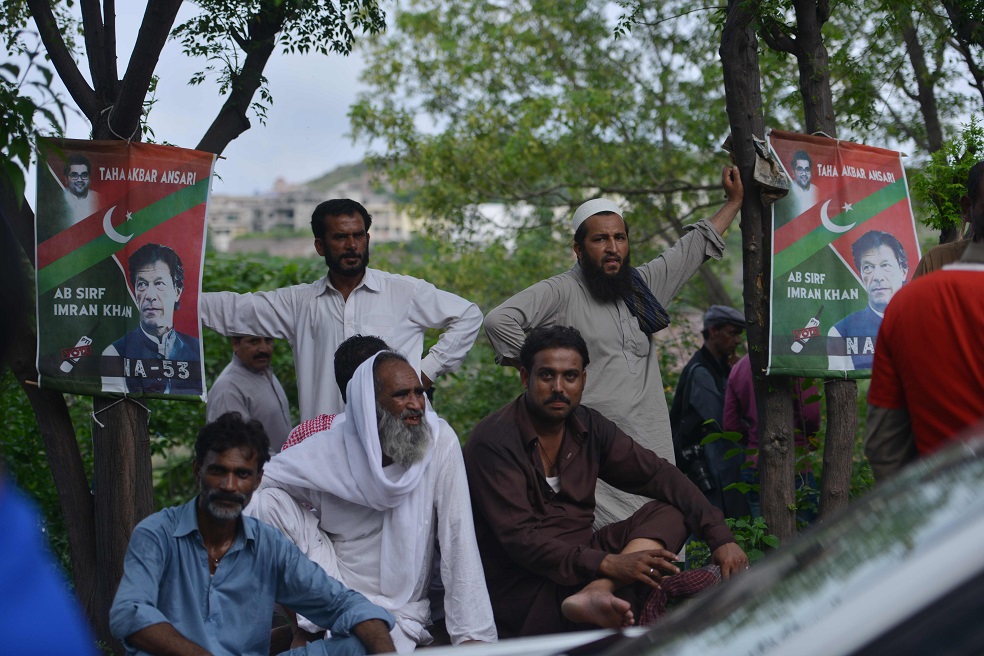 Seguidores del candidato Imran Khan, en Islamabad, la capital de Pakistán. / AFP