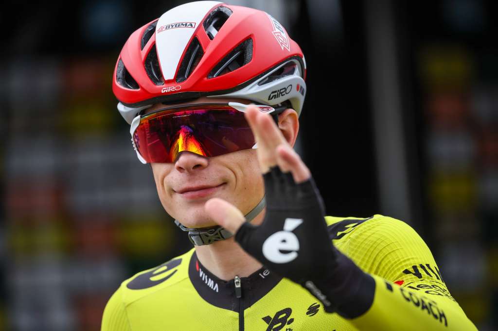 LE PERRAY EN YVELINES (France), 09/03/2025.- Danish rider Jonas Vingegaard of Team Visma before the start of the 1st stage of the Paris Nice cycling race over 156.1km from Le Perray-en-Yvelines to Le Perray-en-Yvelines, France, 09 March 2025. (Ciclismo, Francia, Niza) EFE/EPA/CHRISTOPHE PETIT TESSON