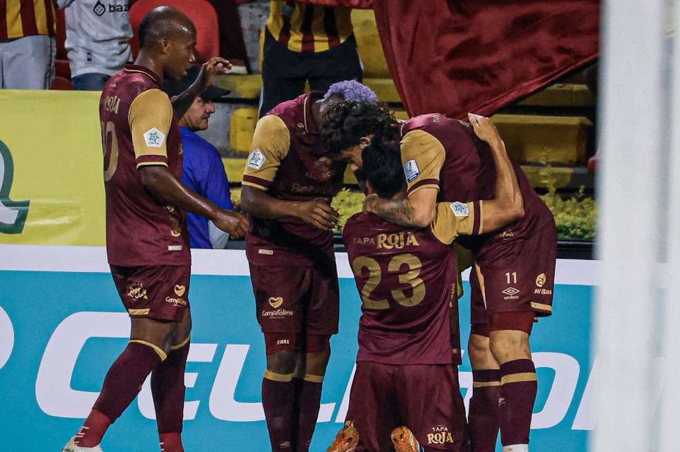 Alex Castro, número 23, es felicitado por sus compañeros tras abrir el marcador frente al América.
