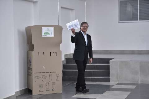 Petro, ministros, expresidentes y otras figuras que ya votaron