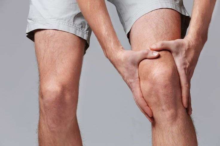 Existen otras causas menos comunes de dolor de rodilla, como infecciones, quistes, enfermedades reumáticas e incluso dolor referido de la cadera o la espalda.
