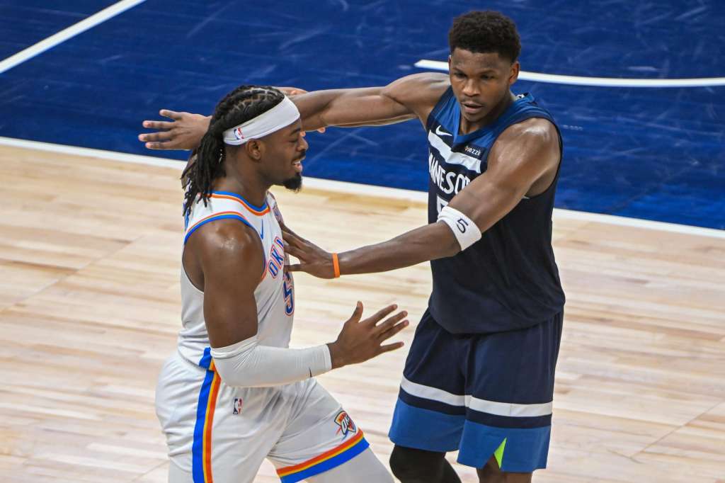 MINNEAPOLIS (United States), 25/05/2025.- Oklahoma City Thunder forward Luguentz Dort (L) and Minnesota Timberwolves guard Anthony Edwards (R) battle for position during the second half of game three of the NBA Western Conference finals between the Oklahoma City Thunder and the Minnesota Timberwolves at the Target Center in Minneapolis, Minnesota, USA, 24 May 2025. (Baloncesto) EFE/EPA/CRAIG LASSIG SHUTTERSTOCK OUT
