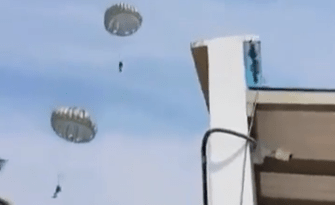 Video: militares de la Fuerza Aérea cayeron de sus paracaídas en un entrenamiento