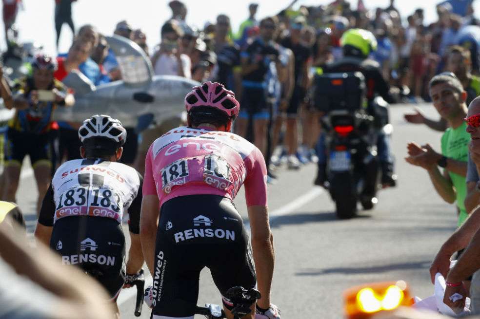 Fanático le mostró rollo de papel a Tom Dumoulin en la etapa 19 del Giro.  / AFP