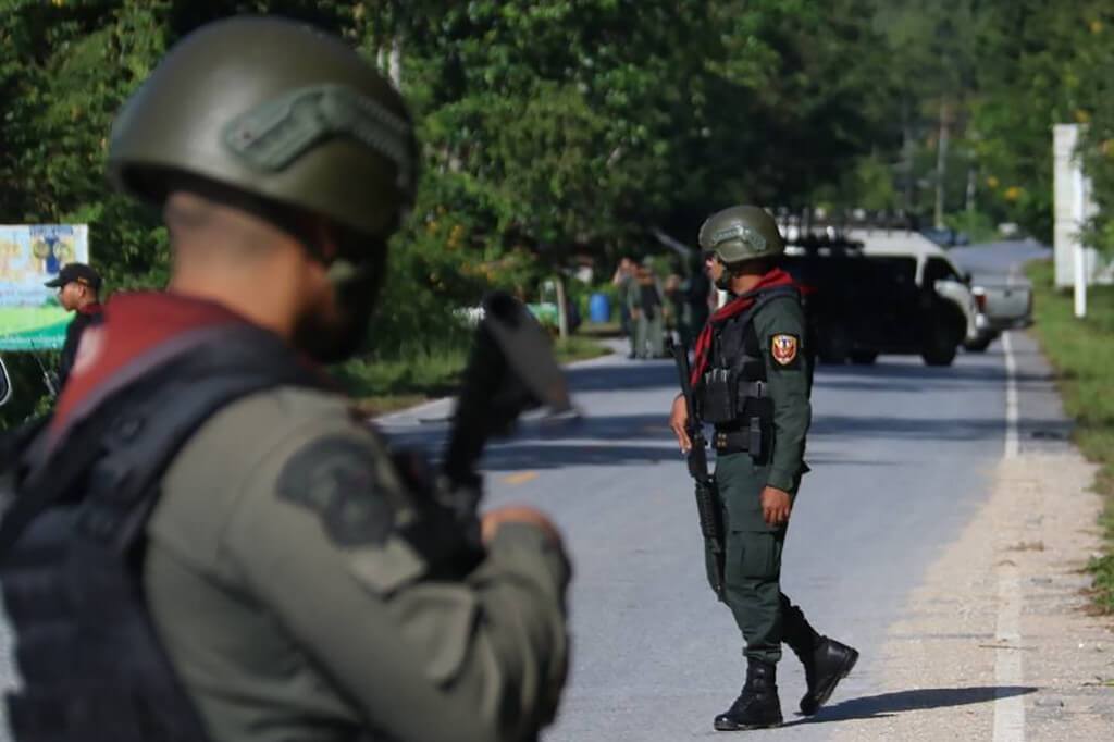 Miembros de la policía tailandesa inspeccionan la zona donde ocurrió un ataque terrorista cometido por militantes musulmanes. / AFP