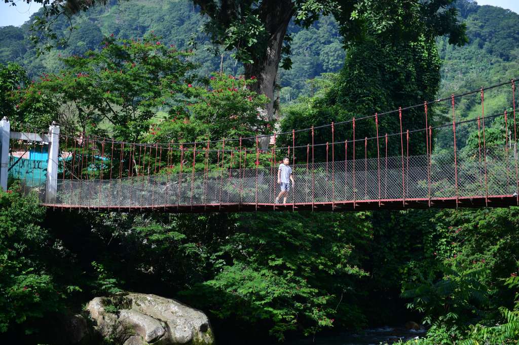 El puente peatonal en el corregimiento de Las Mercedes (Sardinata) es uno de los proyectos tripartitos dentro del PDET en los que intervino Colombia Transforma / USAID.