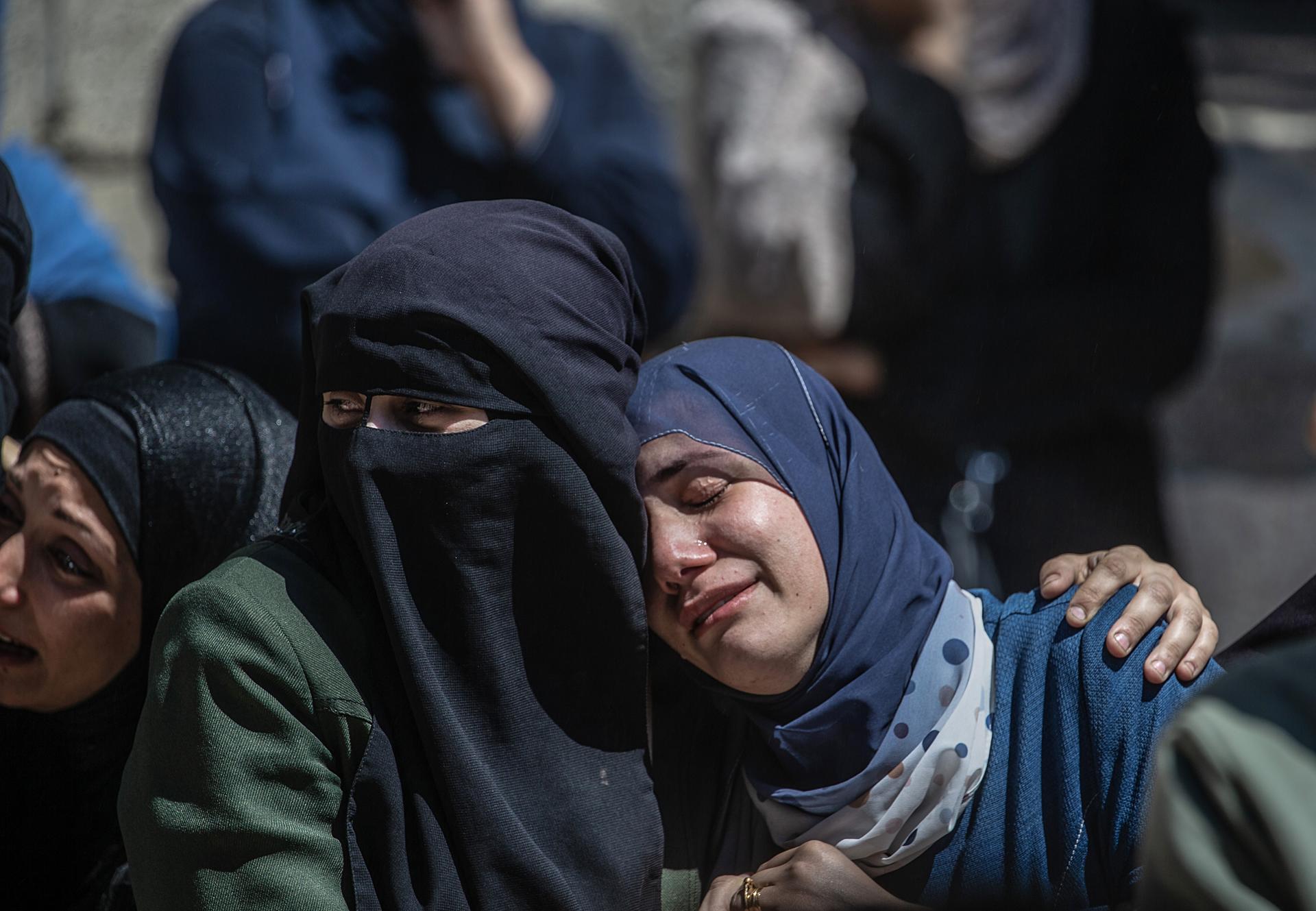 Gaza City (-), 28/05/2026.- Relatives mourn during the funeral of Imad Aslim, a commander of the Al Zaitun Battalion and deputy commander of the Gaza Brigade in the Izz ad-Din al-Qassam Brigades, at the Al-Shafi'i Mosque in the Al-Zaitoun neighborhood of Gaza City, Gaza Strip, 28 May 2026. According to the Palestinian Ministry of Health in Gaza, Aslim was killed alongside nine other people during an Israeli airstrike in Gaza City. EFE/EPA/MOHAMMED SABER