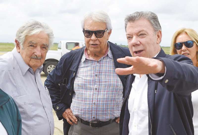 El exmandatario Juan Manuel Santos, junto a los expresidentes de Uruguay (José Mujica) y de España (Felipe González) a un acto de destrucción de armas de las antiguas FARC,