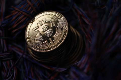 FMI advierte riesgos por la aprobación del bitcóin como moneda en El Salvador