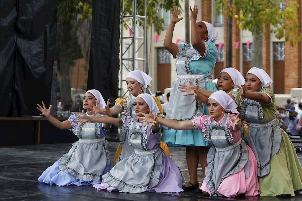 Integrantes de la compañía de baile "Kaleidoscopio Danza" se presentan este jueves, en Medellín (Colombia). El festival de danza tendrá lugar el 16, 17 y 18 de diciembre en el Centro Cultural Vásquez, Plaza Botero, el Parque de las Luces y otros escenarios, para integrar, resaltar los diferentes bailes típicos de la región. Participarán más de 100 artistas locales y la entrada es gratuita. EFE/ Luis Eduardo Noriega A.