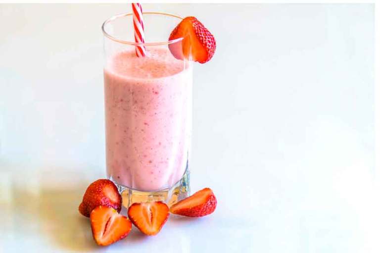 Licuado de fresa y banano, un desayuno saludable