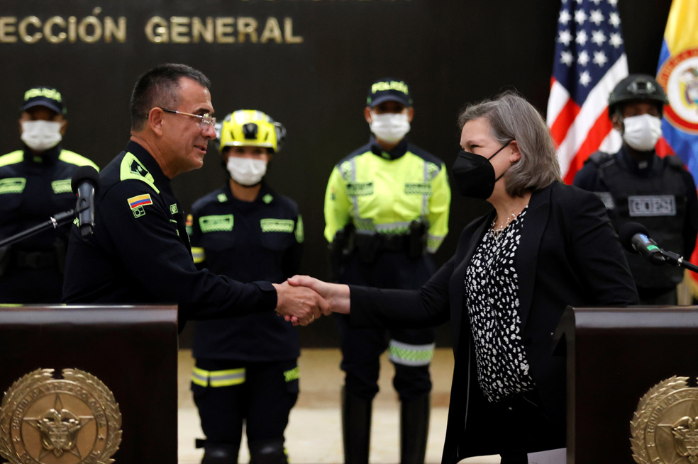 Coincidiendo con el 200 aniversario del establecimiento de relaciones entre Estados Unidos y Colombia, la subsecretaria norteamericana indicó que con este anuncio Estados Unidos apoya la “labor de protección de los derechos humanos” que está impulsado la Policía de Colombia.