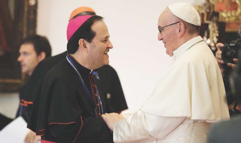 El arzobispo de Medellín, Ricardo Tobón, saluda al papa Francisco durante su visita a Colombia el año pasado. / Cortesía de El Mundo