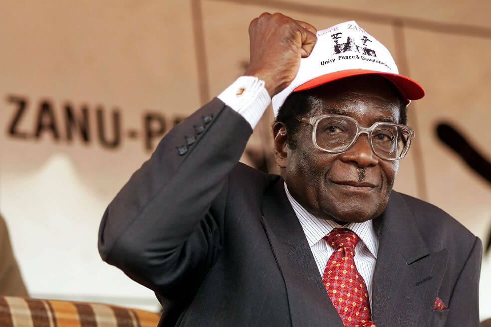 El expresidente Robert Mugabe de Zimbabue terminó al frente de su país tras la guerra independentista. Su esposa, los veteranos de guerra y el vicepresidente le cerraron el camino para gobernar hasta los 100 años en 2017. / AFP