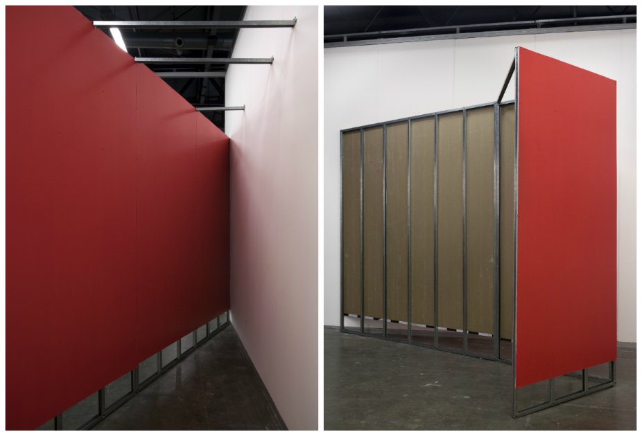 “Uprising” (2015), Julián León Camargo, sección Special Projects, arte BA, Buenos Aires, Argentina. Instalación, panel de drywall pintado, 2,60 m x 4,80 m x 2 m. / Archivo privado Julián León Camargo.