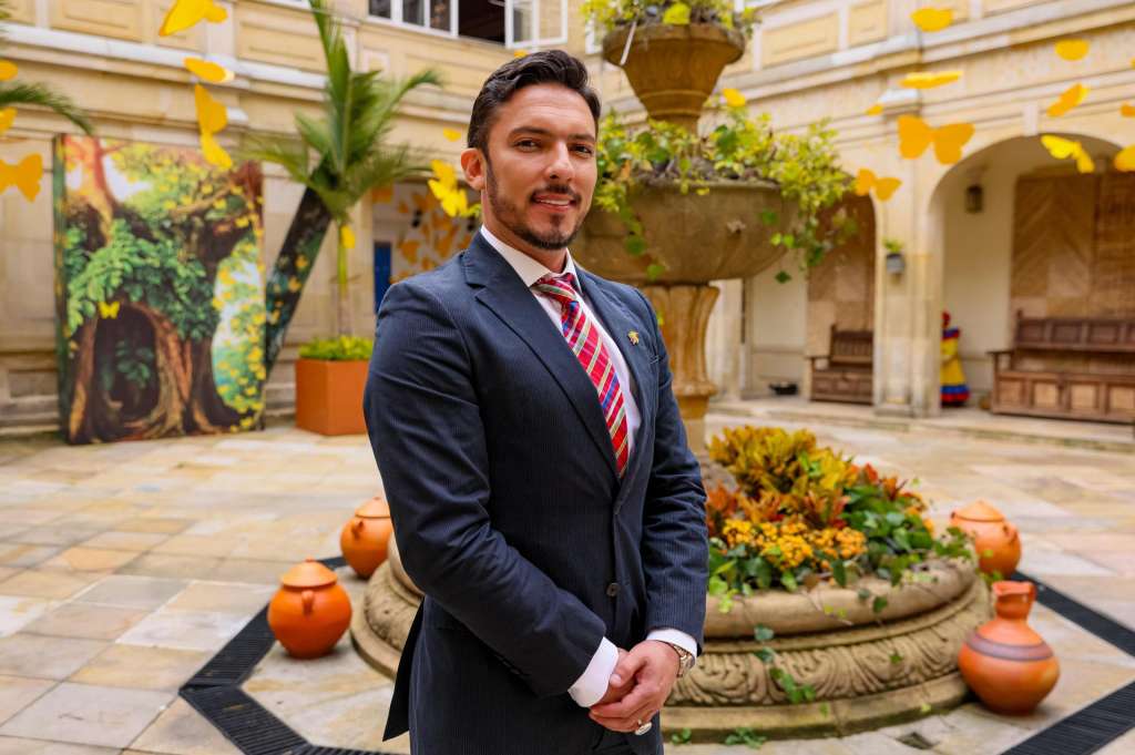 AME9310. BOGOTÁ (COLOMBIA), 11/08/2025.- Fotografía cedida este lunes, por la Presidencia de Colombia del nuevo Ministro de Igualdad, Juan Carlos Florián, posando en Bogotá (Colombia). Florián quien fue actor porno, asumió este lunes como ministro de la Igualdad de Colombia, cartera en la que desde abril ocupaba el cargo de viceministro, según un decreto presidencial publicado este lunes. EFE/ Presidencia de Colombia /SOLO USO EDITORIAL/NO VENTAS/SOLO DISPONIBLE PARA ILUSTRAR LA NOTICIA QUE ACOMPAÑA (CRÉDITO OBLIGATORIO)