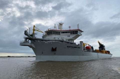 La draga Bartolomeu  completa tres días de trabajo en Bocas de Ceniza