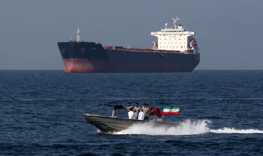 En esta foto, del 30 de abril de 2019, soldados iraníes participan en el "Día Nacional del Golfo Pérsico" en el Estrecho de Ormuz. El país rechazó haber atacado buques en la zona. / AFP