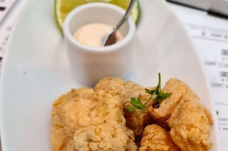 Sazone el pescado con sal, pimienta blanca y los ingredientes de su preferencia. Páselo trozo a trozo por la maicena, cuidando que quede enharinado, luego por la clara de huevo y nuevamente por la maicena. /Cortesía: Harry Sasson