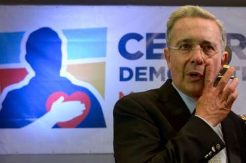 "Pretenden llevar injustamente a la cárcel a personas de bondad y transparencia": Uribe