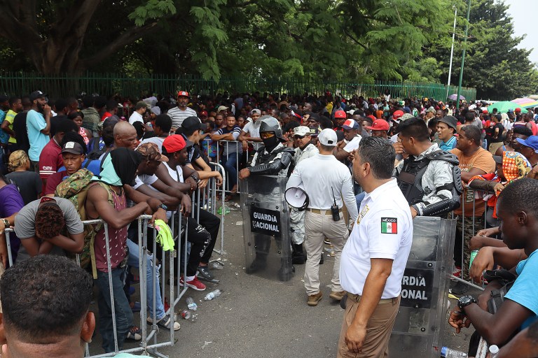 MEX4505. TAPACHULA (MÉXICO), 08/05/2023.- Migrantes hacen fila para tramitar papeles migratorios hoy, en Tapachula (México). Una nueva ola de cerca de 5.000 migrantes de diversos países llegó este lunes a Chiapas, en la frontera sur de México, con la esperanza de cruzar a Estados Unidos cuando expire el Título 42 de aquel país el próximo jueves. EFE/Juan Manuel Blanco
