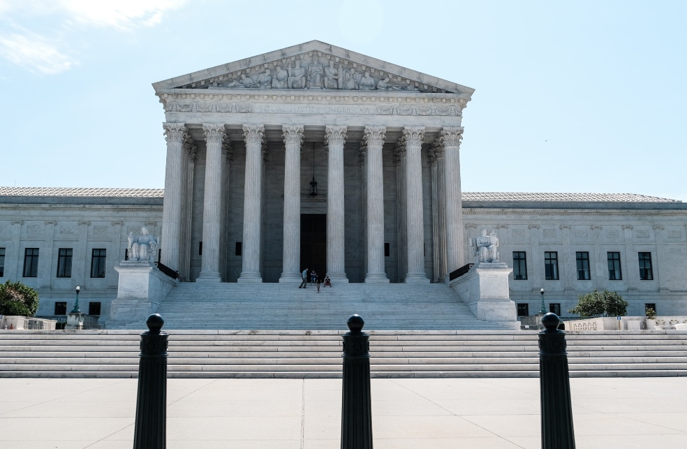 La Corte Suprema de Estados Unidos ratificó controvertidas leyes electorales.