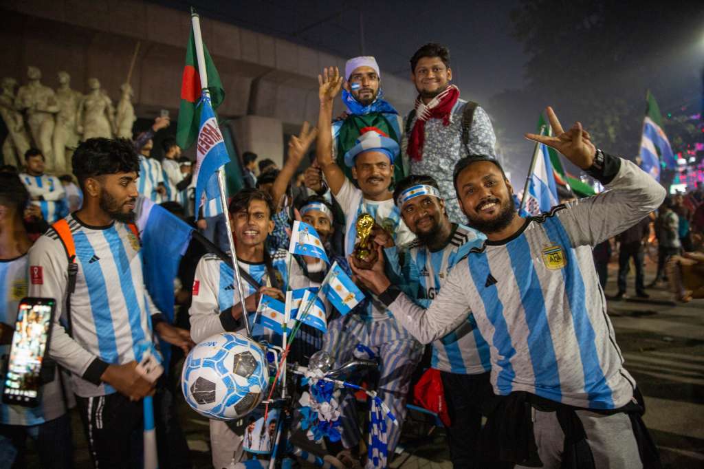 Dhaka (Bangladesh), 18/12/2022.- Bangladeshi soccer fan arrive to watch on a big screen a public broadcast of the FIFA World Cup Qatar 2022 final match between Argentina and France at the Dhaka University area, in Dhaka, Bangladesh, 18 December 2022. Bangladeshi soccer fans celebrate the victory of Argentina against France (Mundial de Fútbol, Francia, Catar) EFE/EPA/MONIRUL ALAM