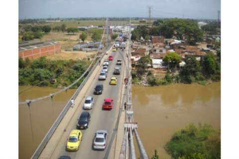 Hombre amenaza con lanzarse del puente Juanchito en Cali