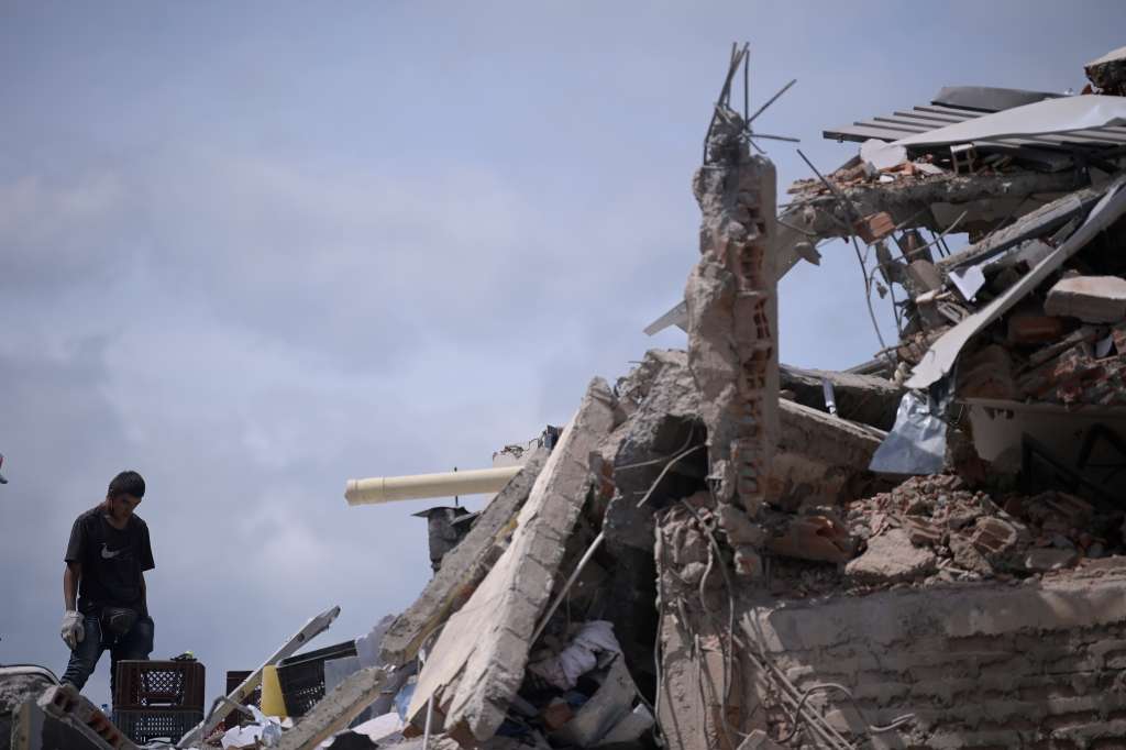 Rescatistas profesionales, acompañados por voluntarios y fuerza pública, retiran escombros y buscan sobrevivientes el 12 de agosto, tercer día del terremoto de 7.4 que azoto varias regiones de Colombia.