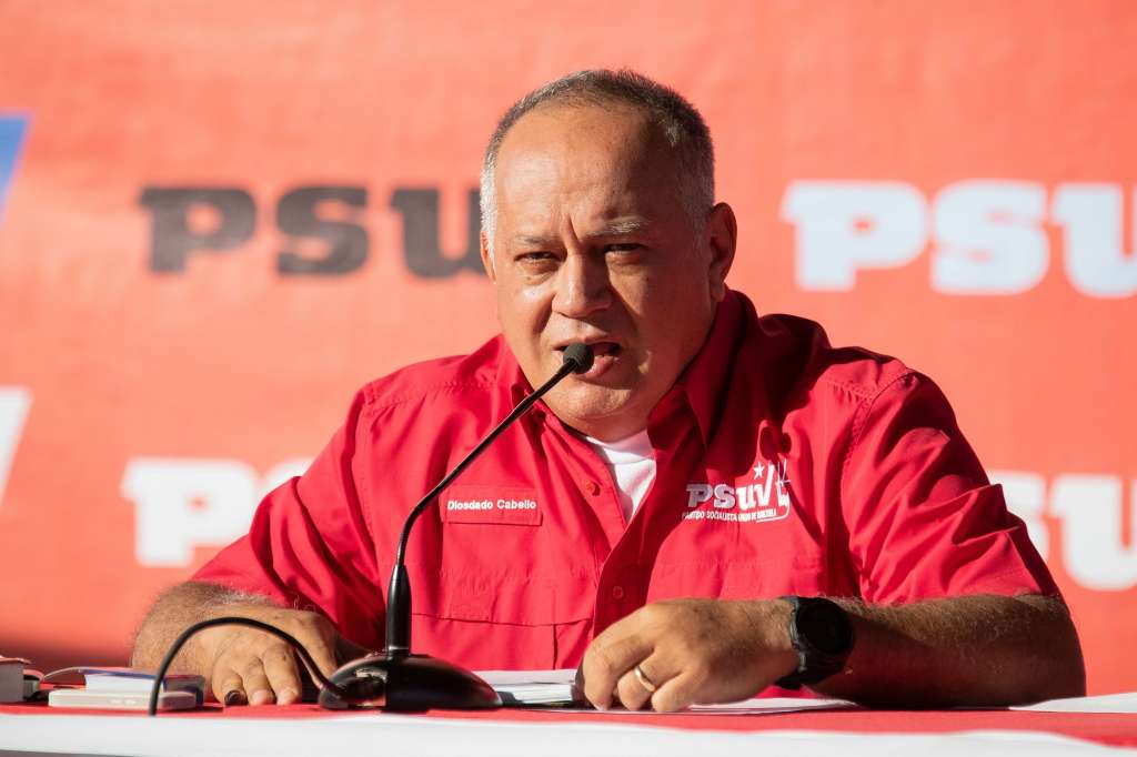 ARCHIVO AME2517. BOGOTÁ (COLOMBIA), 15/08/2024.- Fotografía de archivo del 31 de enero de 2022 del líder chavista Diosdado Cabello durante una rueda de prensa en Caracas (Venezuela). La Asamblea Nacional (AN, Parlamento) de Venezuela, controlada por el chavismo, aprobó este martes, de manera unánime, la Ley de Fiscalización, Regularización, Actuación y Financiamiento de las ONG y Organizaciones Sociales que prevé la disolución judicial de estas agrupaciones que violen las disposiciones establecidas en la normativa. Durante la sesión, el Legislativo acordó incluir en el texto, a petición del diputado chavista Diosdado Cabello, que se prohíba a las ONG recibir aportes para el financiamiento al "terrorismo" porque, aseguró, hay organizaciones que reciben fondos y luego patrocinan "guarimbas" (protestas violentas). EFE/ Rayner Peña R. ARCHIVO