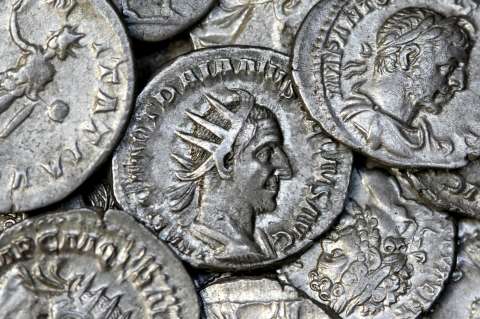 Unidad de protección cultural de Italia recuperó 2.400 monedas antiguas