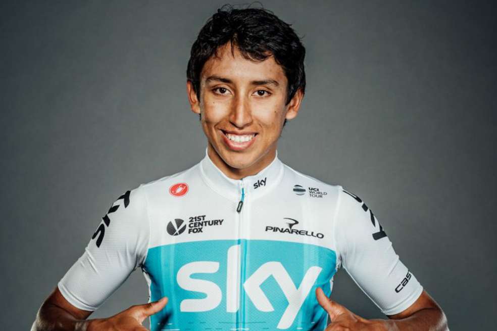 El ciclista Egan Berna posa con el uniforme del equipo Sky, el mejor del mundo. / Team Sky