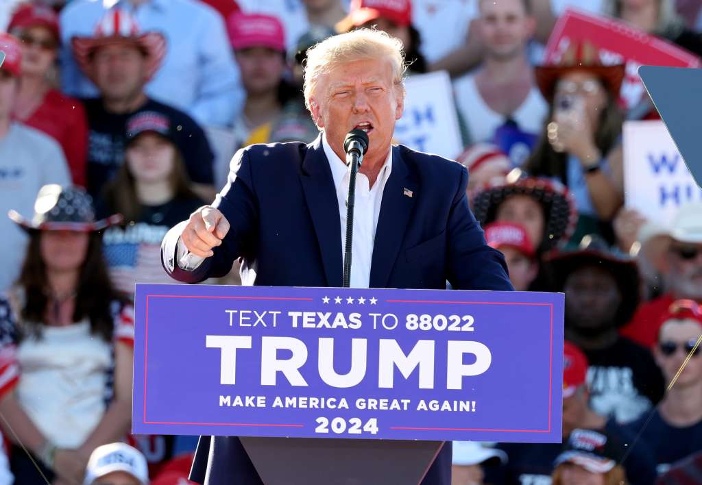 Waco (United States), 25/03/2023.- Former US President Donald Trump speaks during his Make America Great Again Rally at the Waco Regional Airport Center in Waco, Texas, USA, 25 March 2023. This is the first stop of Trump's election campaign tour for presidency in 2024. (Estados Unidos) EFE/EPA/ADAM DAVIS