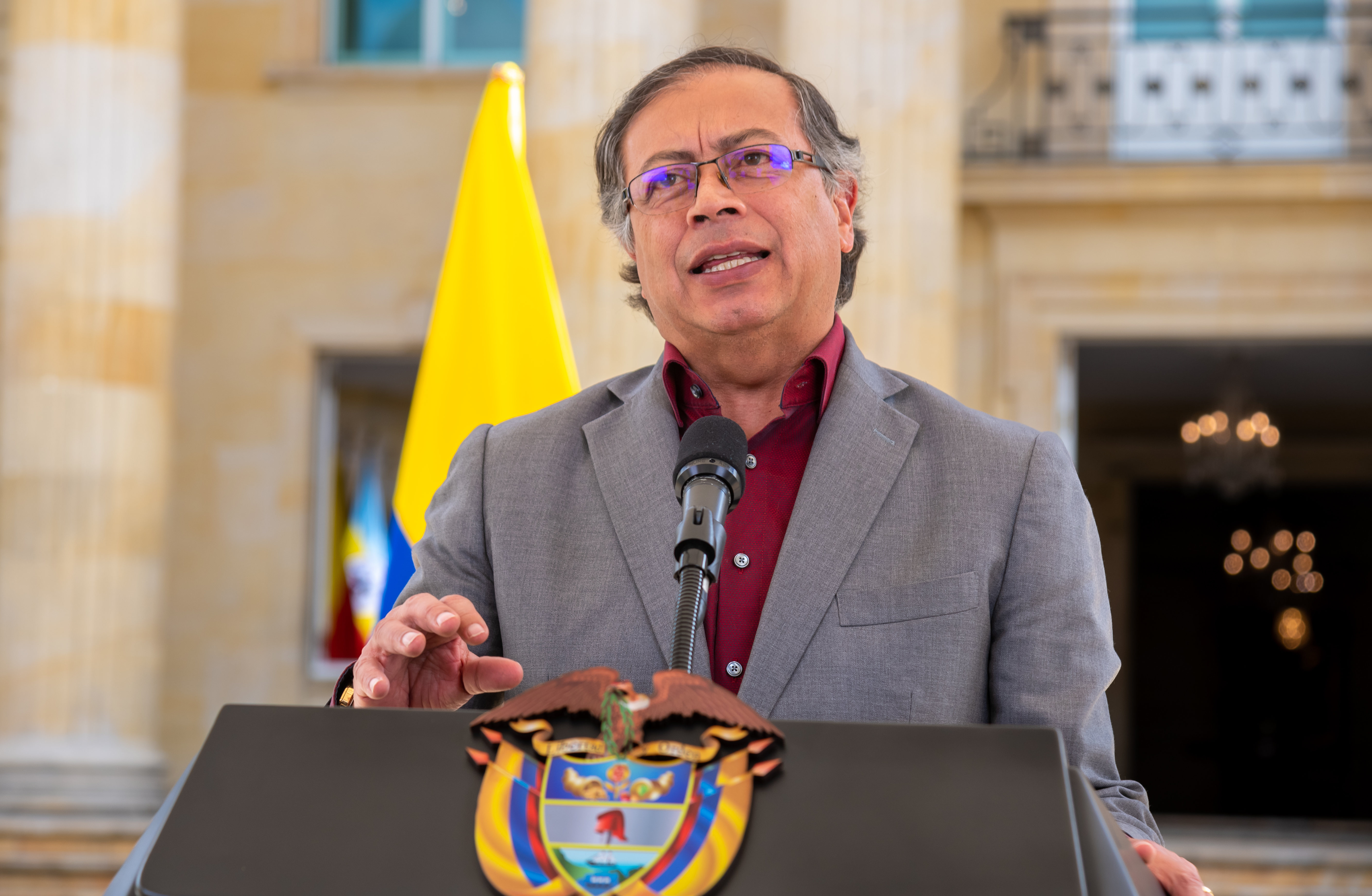 AME7087. BOGOTÁ (COLOMBIA), 14/09/2022.- Fotografía cedida hoy por la Presidencia de Colombia que muestra al mandatario Gustavo Petro mientras pronuncia su primer discurso televisado a la nación, frente a la Casa de Nariño en Bogotá (Colombia). Petro invitó este miércoles a todos los colombianos a participar en el diálogo regional, que tiene el objetivo de recoger sus observaciones sobre las prioridades que debe tener el Plan Nacional de Desarrollo 2022-2026, para el fomentar el progreso en sus territorios. EFE/ Presidencia de Colombia /SOLO USO EDITORIAL /SOLO DISPONIBLE PARA ILUSTRAR LA NOTICIA QUE ACOMPAÑA (CRÉDITO OBLIGATORIO)