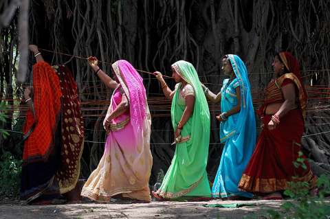 Un ritual de mujeres hindúes, la conmemoración del Día D y más fotos de la semana
