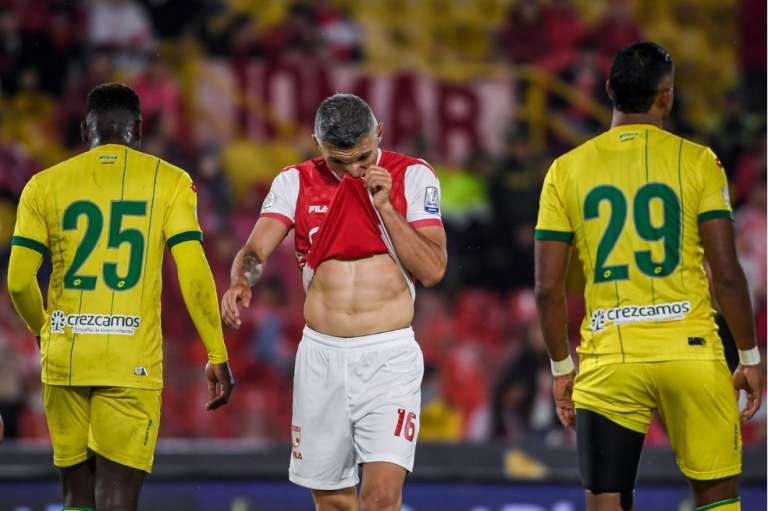 Daniel Torres (cent.) se lamenta en medio de la derrota de Independiente Santa Fe.