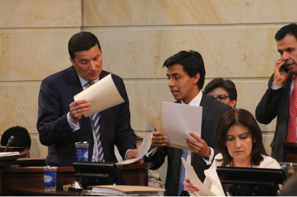 El representante Hernán Penagos (izquierda), ponente de la ley estatutaria de la JEP, trabaja sobre las proposiciones que fueron presentadas en el debate. / Prensa Senado