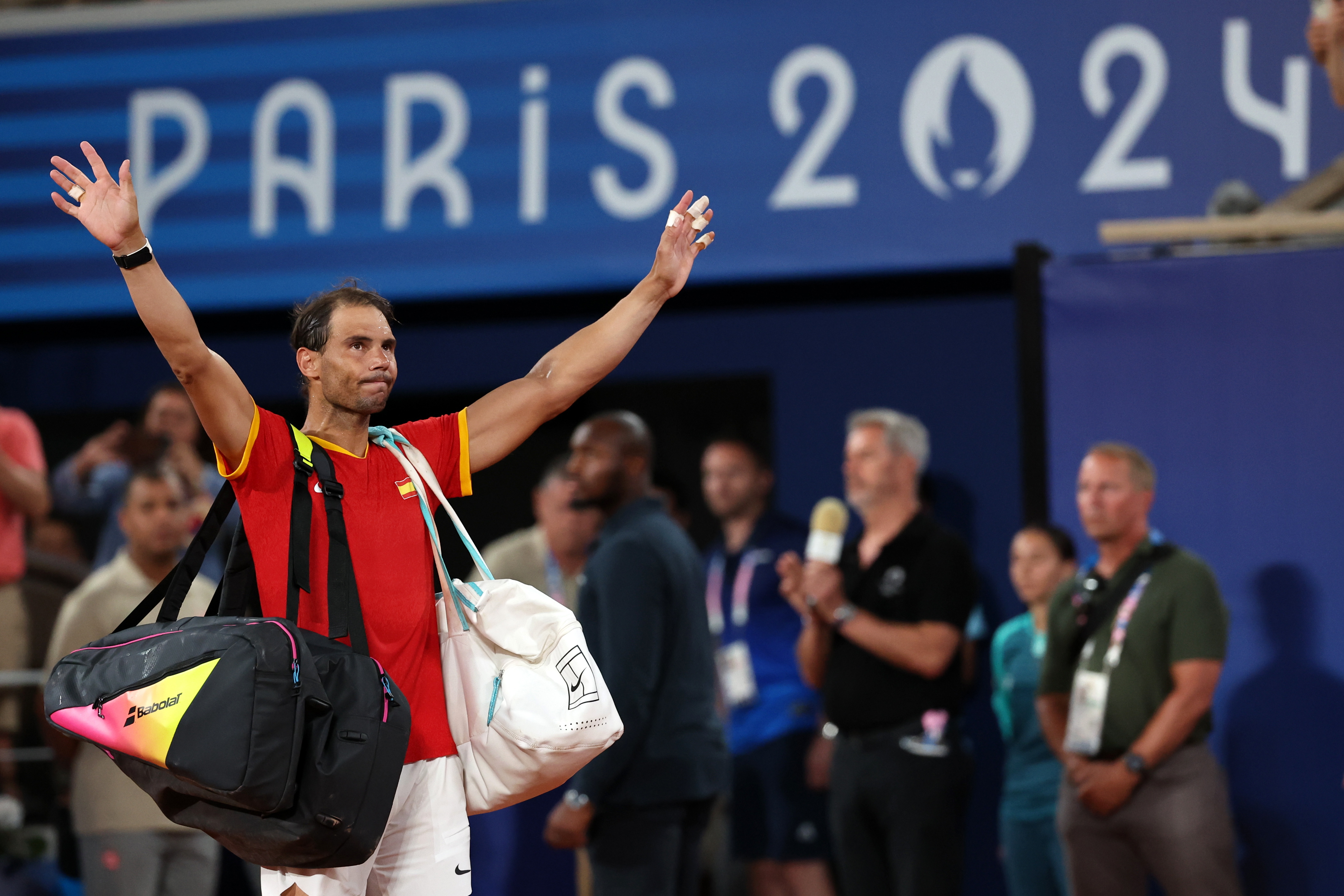 Paris (France), 31/07/2024.- Rafael Nadal of Spain waves to the crowd as he leaves after losing the Men's Doubles Quarter-final match with teammate Carlos Alcaraz against Austin Krajicek and Rajeev Ram of the US at the Tennis competitions in the Paris 2024 Olympic Games, at the Roland Garros in Paris, France, 31 July 2024. (Tenis, Francia, España) EFE/EPA/DANIEL IRUNGU